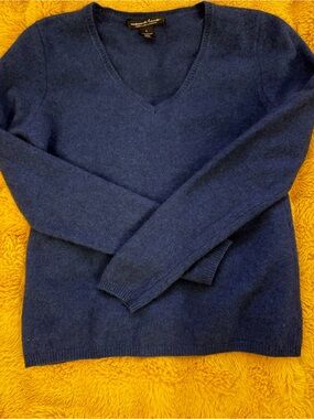 Gorgeous 100% Cashmere V-neck Sweater